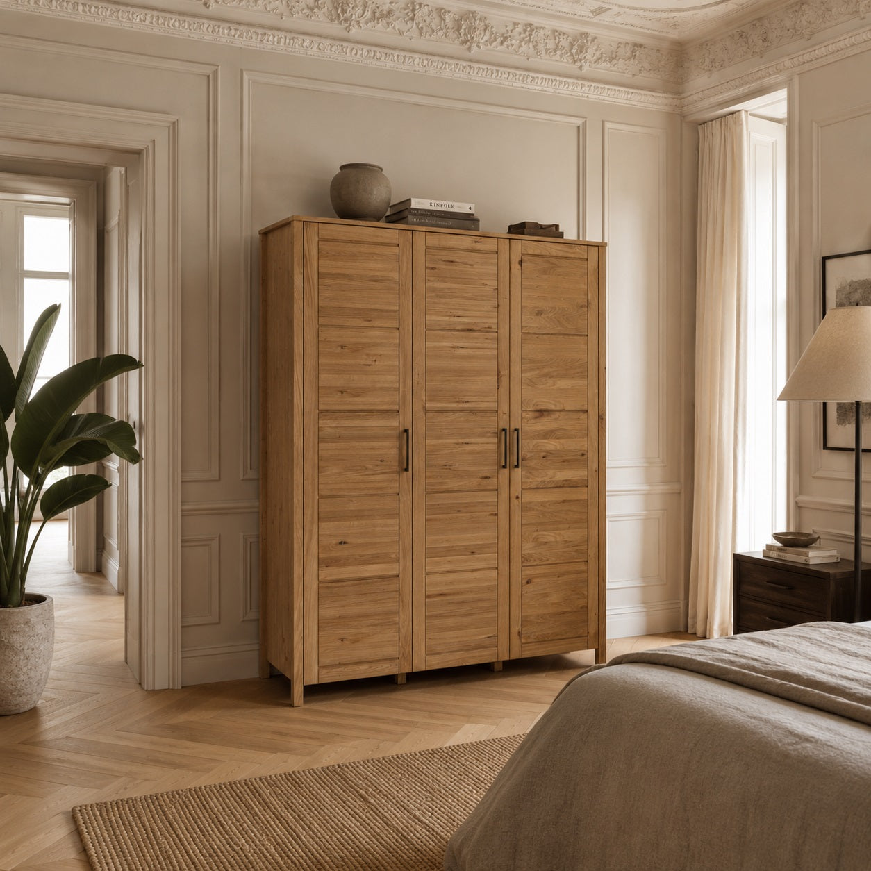 Brage Snedker Skab med 3 Låger i Massiv FSC Egetræ og Naturolie - inkl. 2 Hylder & 2 bøjlestænger - B156 x D60 x H200 cm