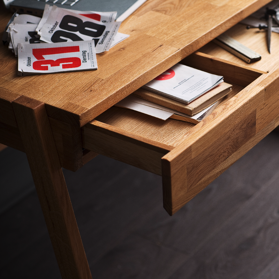 Loke Snedker Skrivebord i Massiv FSC Egetræ og Naturolie med Skrivebordshylde fra Organic Sleep | 1 Skuffe - B55 x H94 x L126 - Billede 2