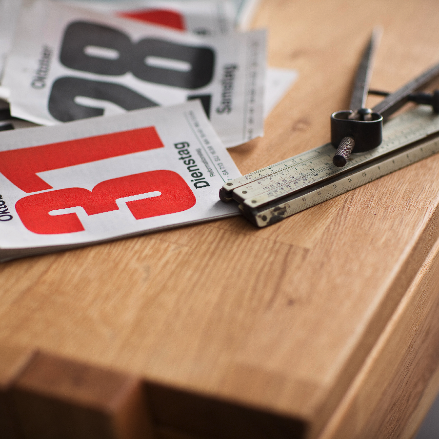 Loke Snedker Skrivebord i Massiv FSC Egetræ og Naturolie med Skrivebordshylde fra Organic Sleep | 1 Skuffe - B55 x H94 x L126 - Billede 3