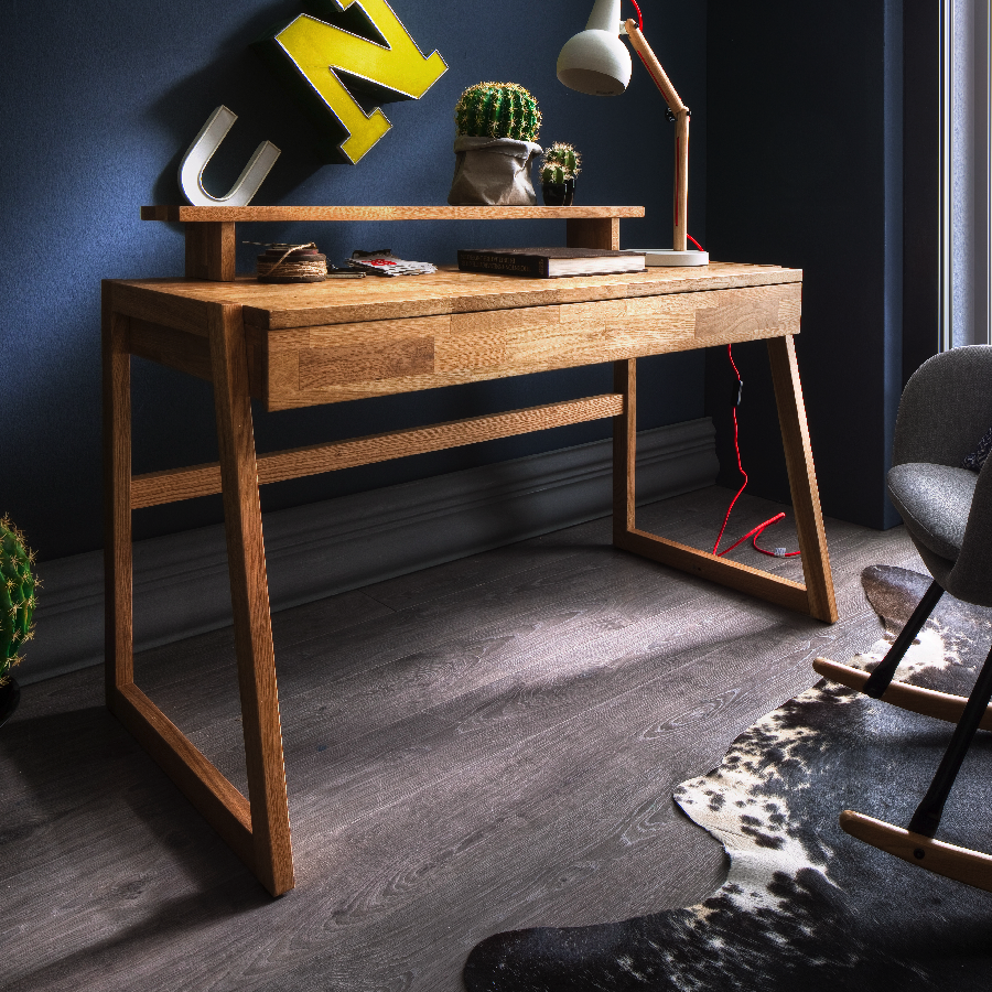 Loke Snedker Skrivebord i Massiv FSC Egetræ og Naturolie med Skrivebordshylde fra Organic Sleep | 1 Skuffe - B55 x H94 x L126