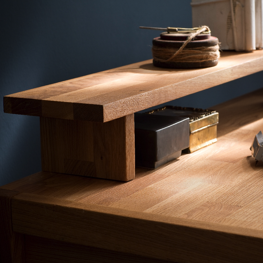 Loke Snedker Skrivebord i Massiv FSC Egetræ og Naturolie med Skrivebordshylde fra Organic Sleep | 1 Skuffe - B55 x H94 x L126 - Billede 4