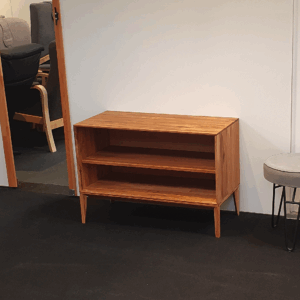 Heimdal Snedker Reol i Massiv Olieret Egetræ fra Organic Sleep | Med Ben - 63x90x42 cm